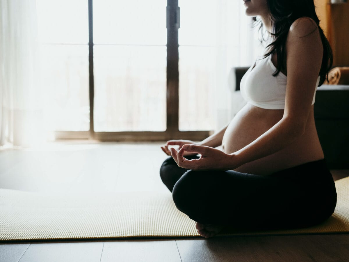 schwangere Frau macht Yoga