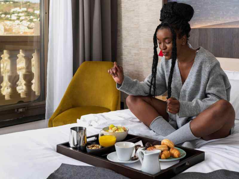 frau frühstück urlaub lecker essen hotel bett