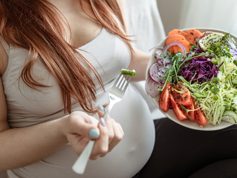 Frau schwanger essen