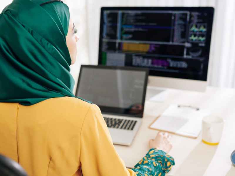 berufe der zukunft frau coding entwickler hijab