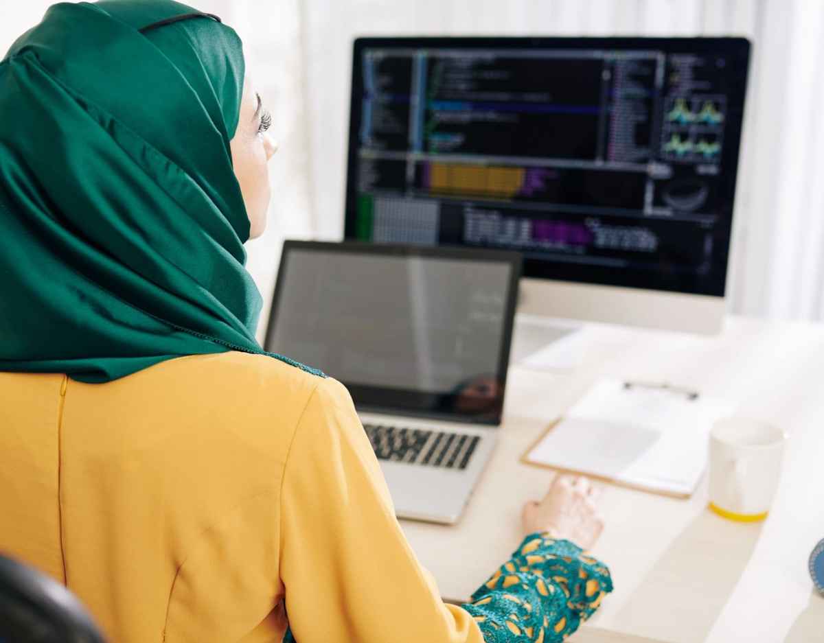berufe der zukunft frau coding entwickler hijab