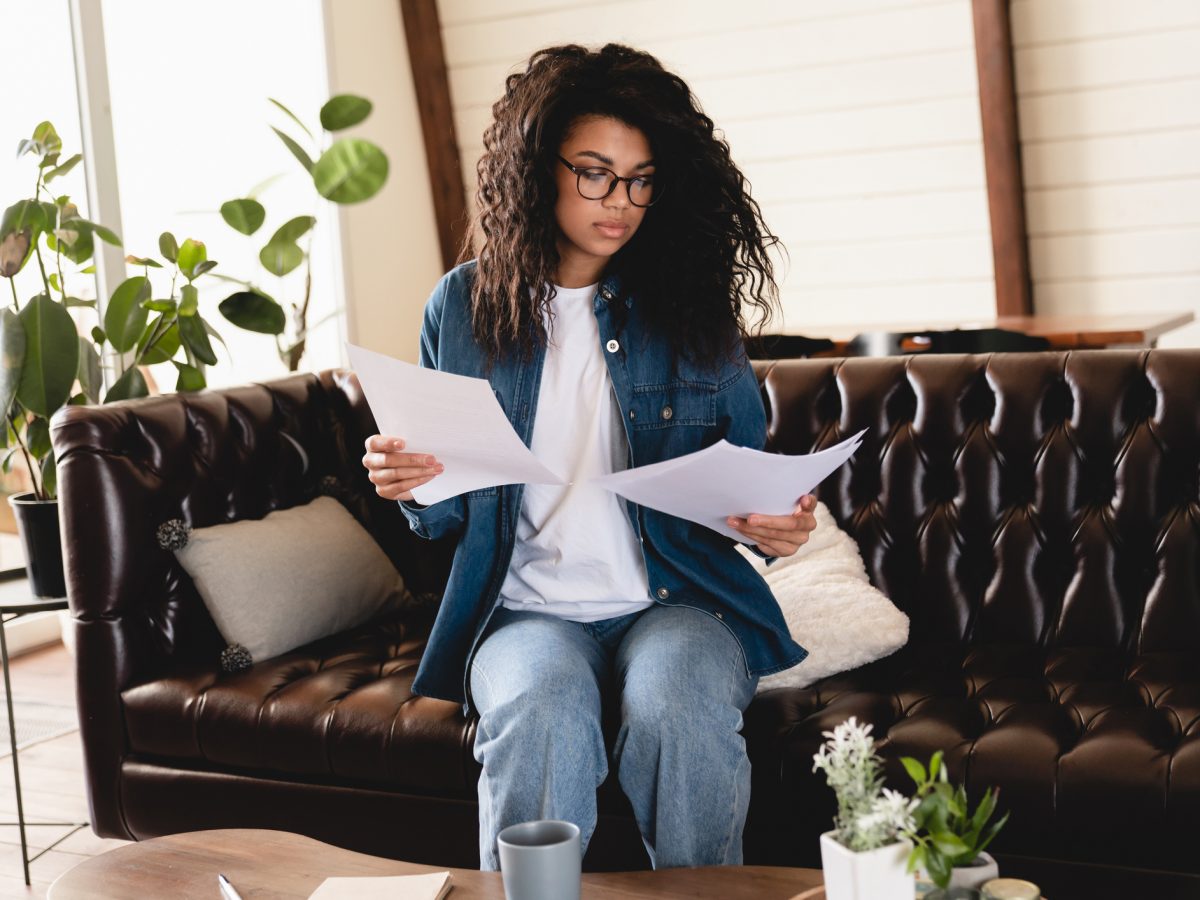 frau couch zettel jeans job arbeit