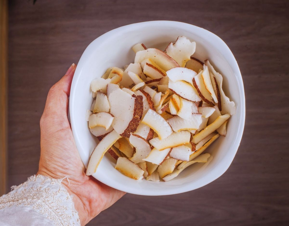 Schale mit gesunden Kokoschips