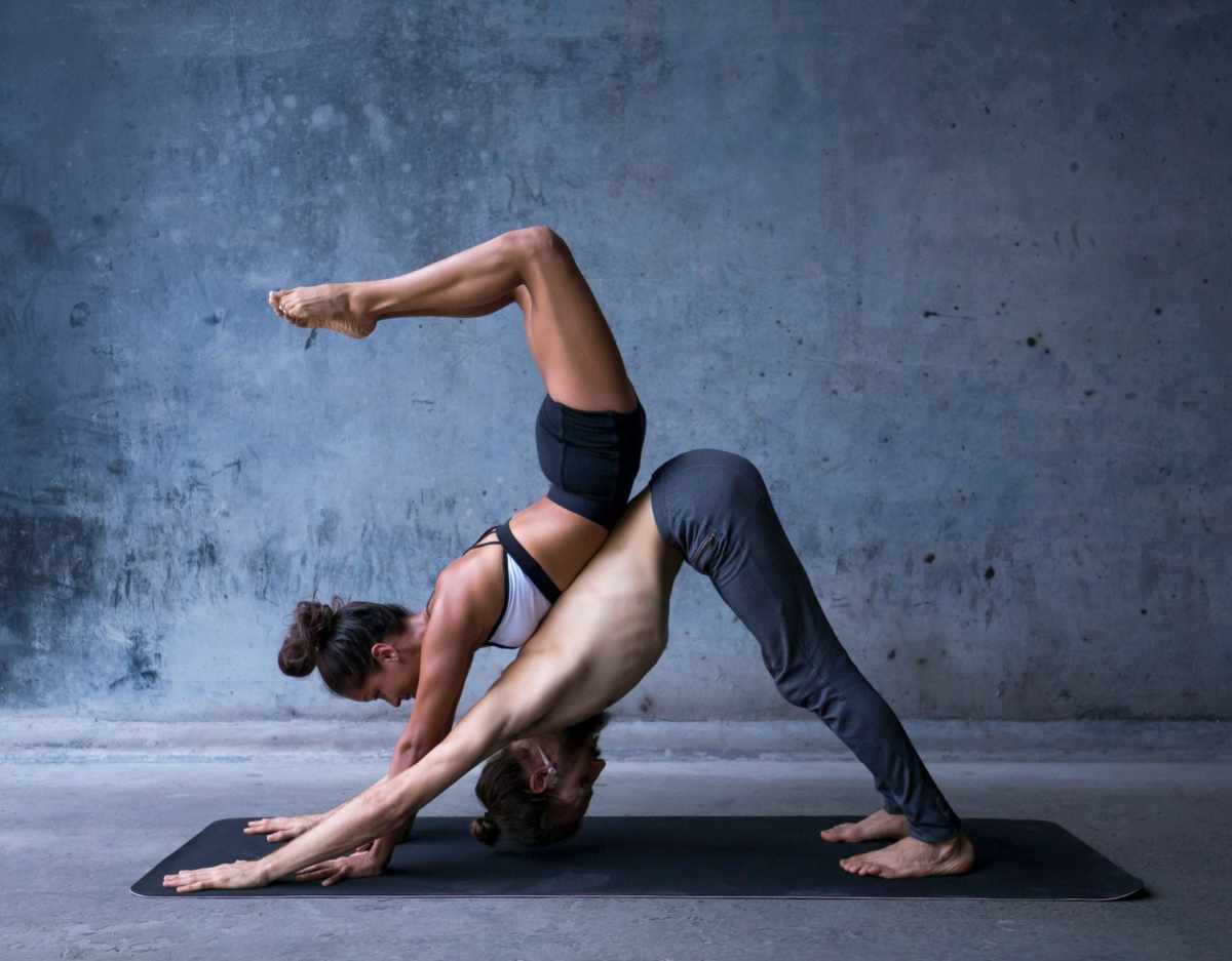 Paar in einer yoga figur