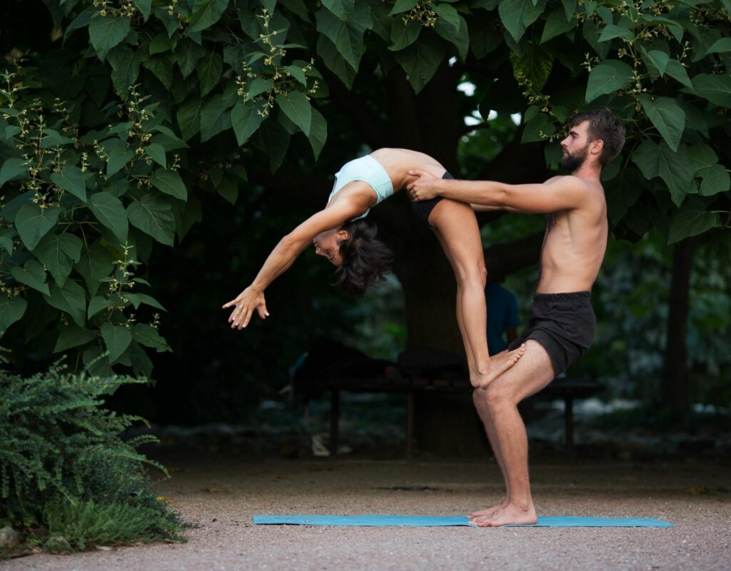 paar beim acro yoga