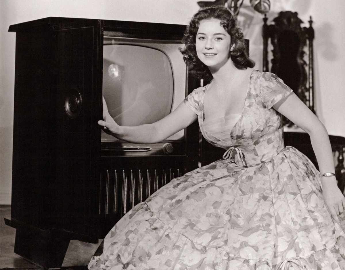 frau 50er fernseher vintage alt kleid hausfrau
