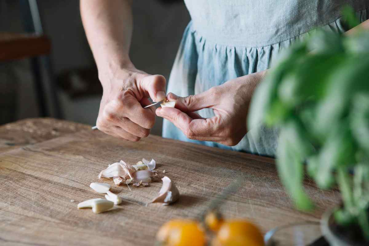 knoblauch kochen schneiden küche frau hände