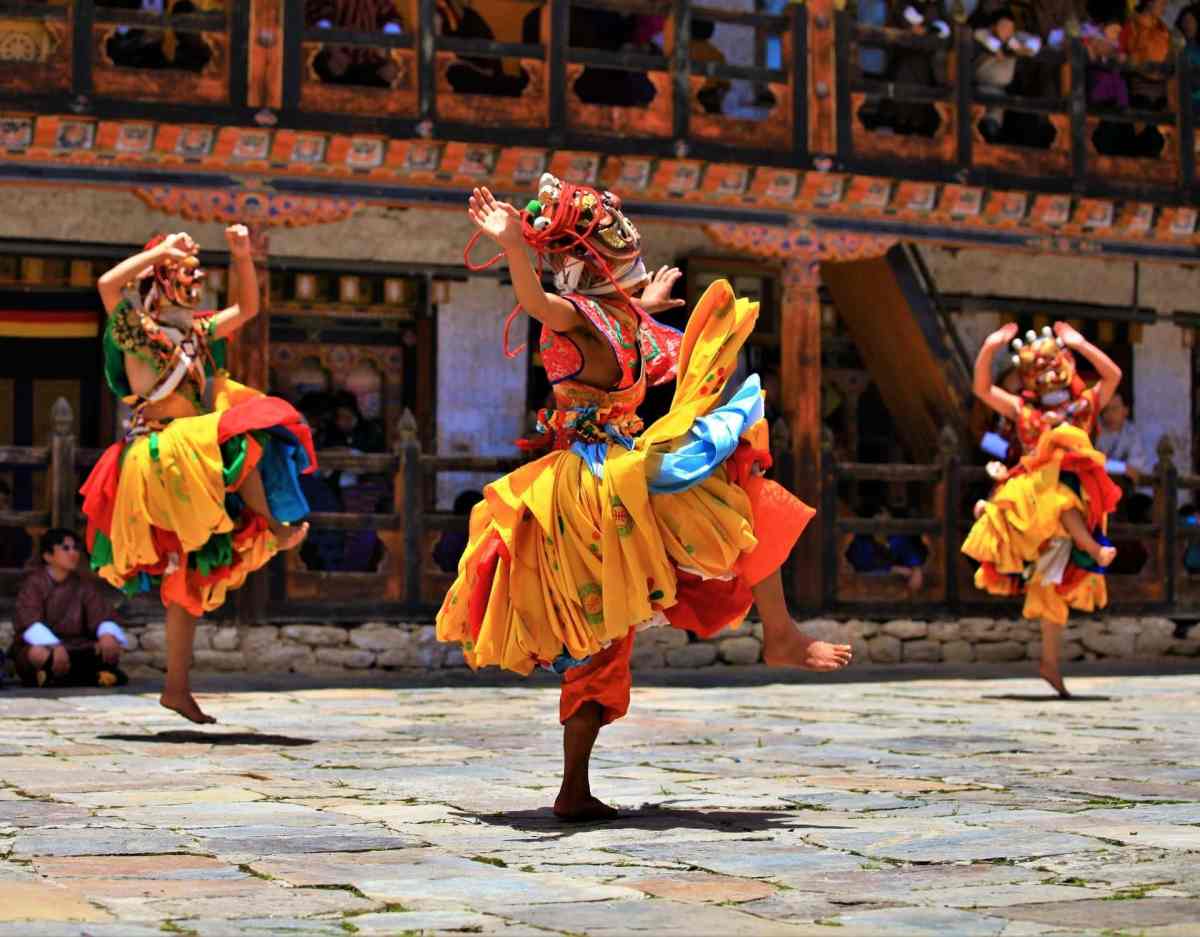 bhutan glücksindex tanzen menschen maske
