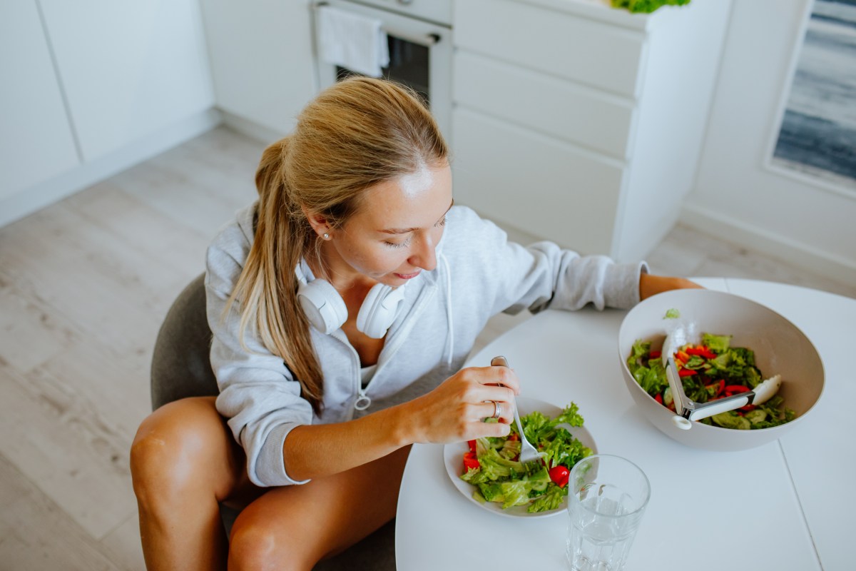 Frau Salat essen Küche