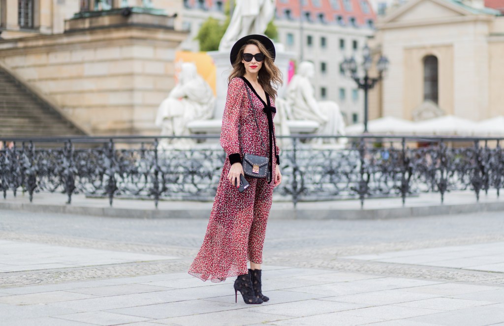 Frau in Boho-Kleid