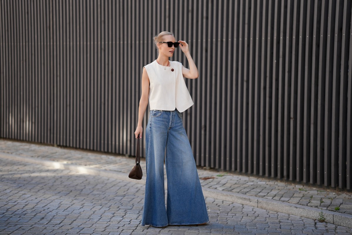 Frau mit Schlaghose