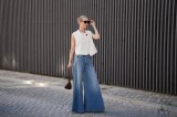 Frau mit Schlaghose