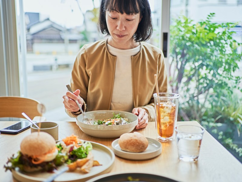 Frau essen Salat Restaurant