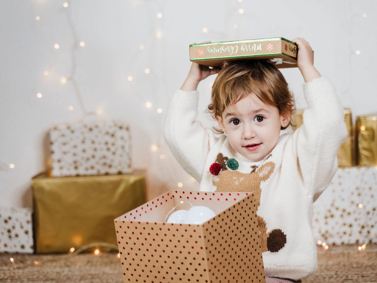 Kind packt Geschenk aus