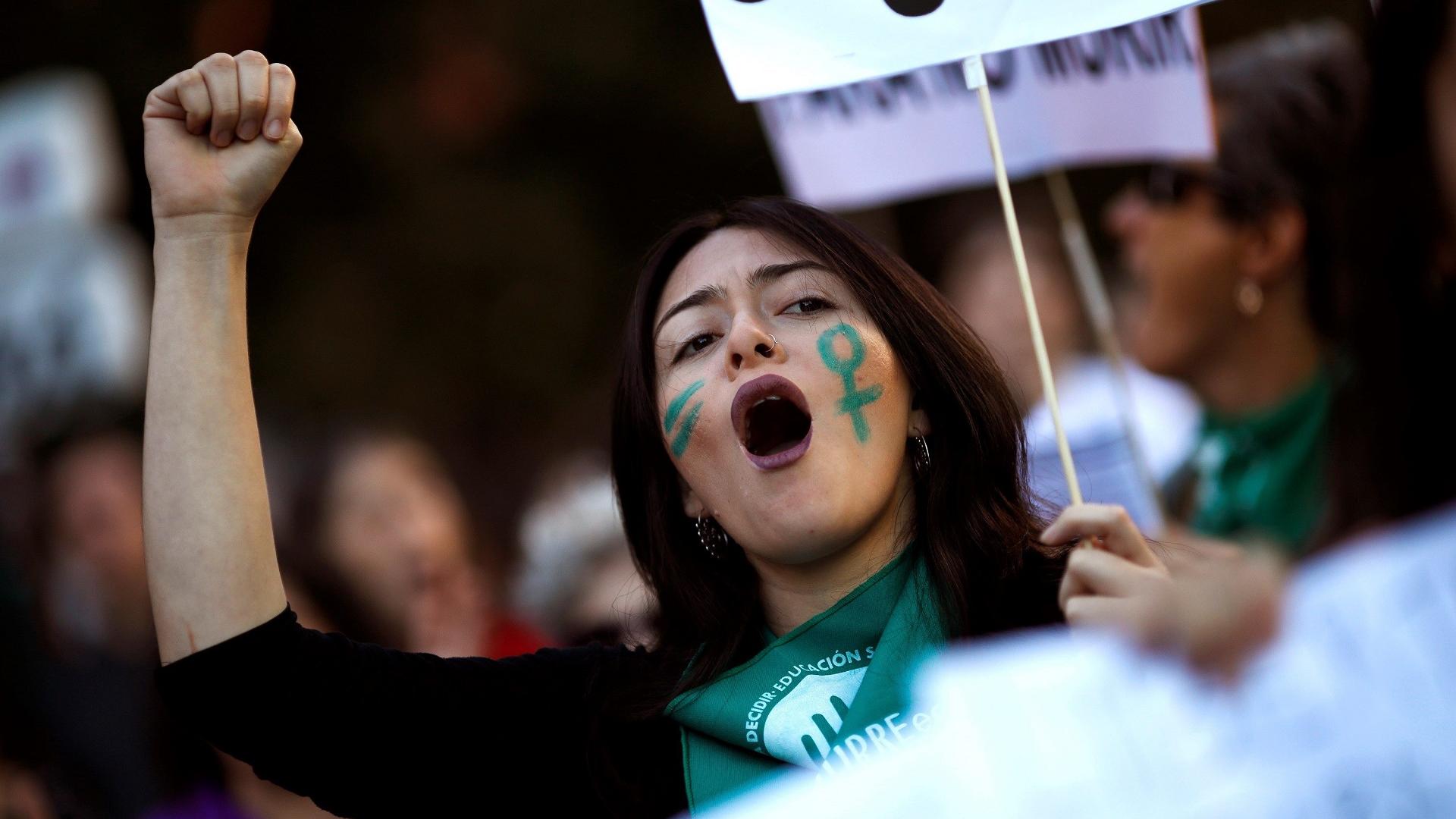 Frau protestiert für neue Rechtslage zu Abtreibung in Madrid