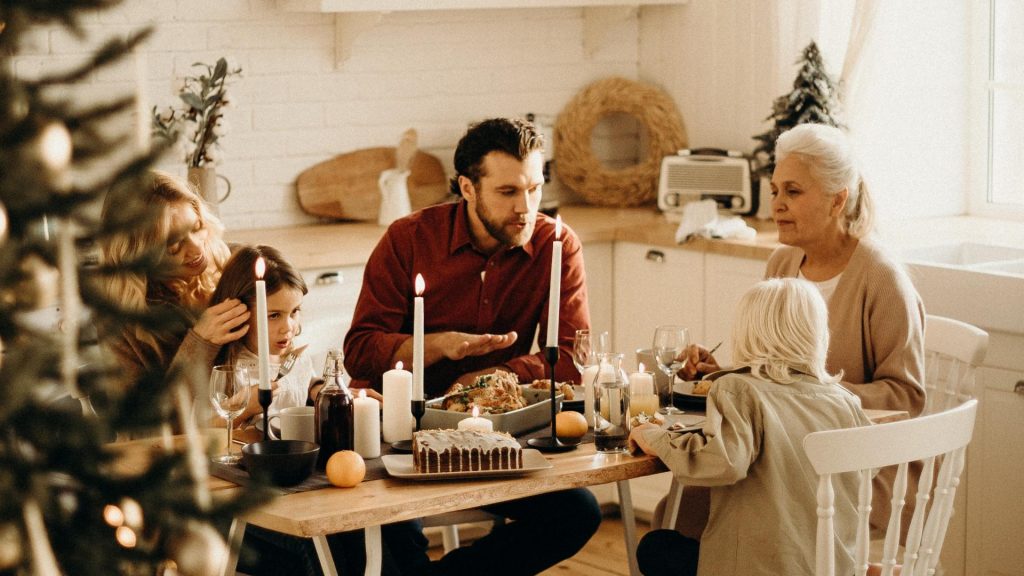 Familie an Weihnachtstafel