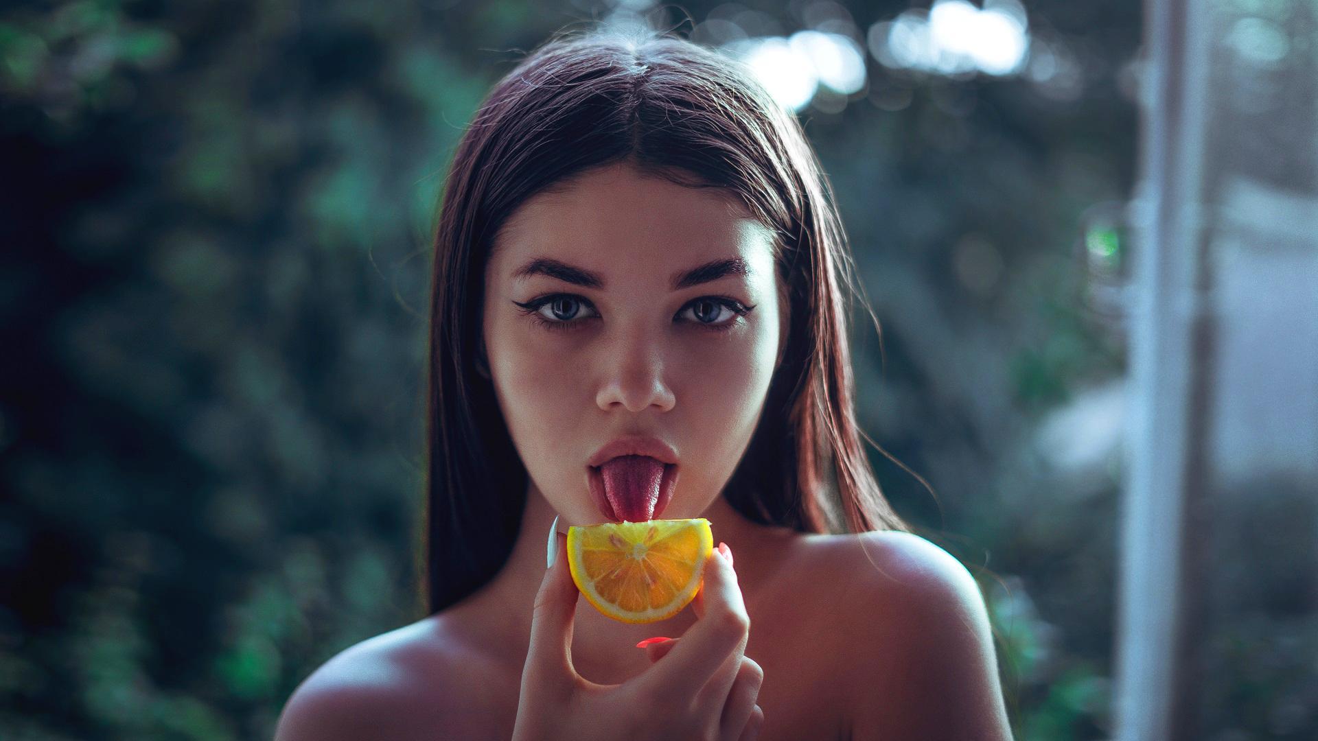 Vitamine für die Haare, Frau leckt an Orange