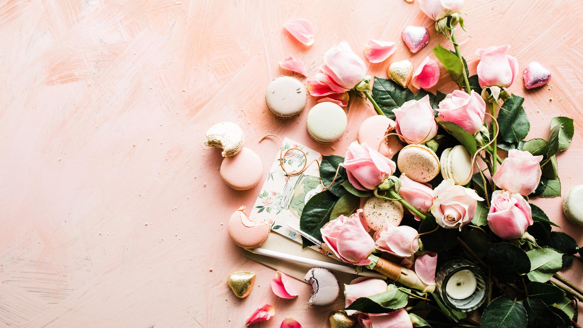 Pinke Rosen und pinke Macarons