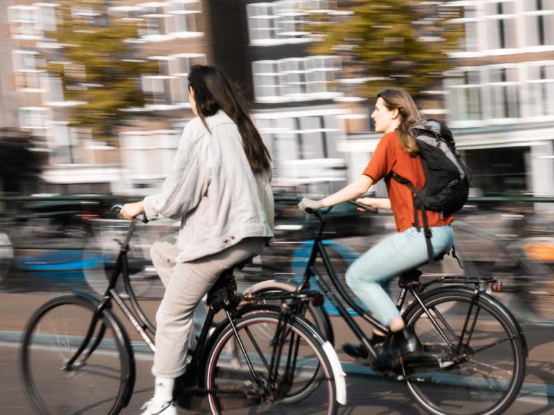 Zwei Frauen fahren Fahrrad