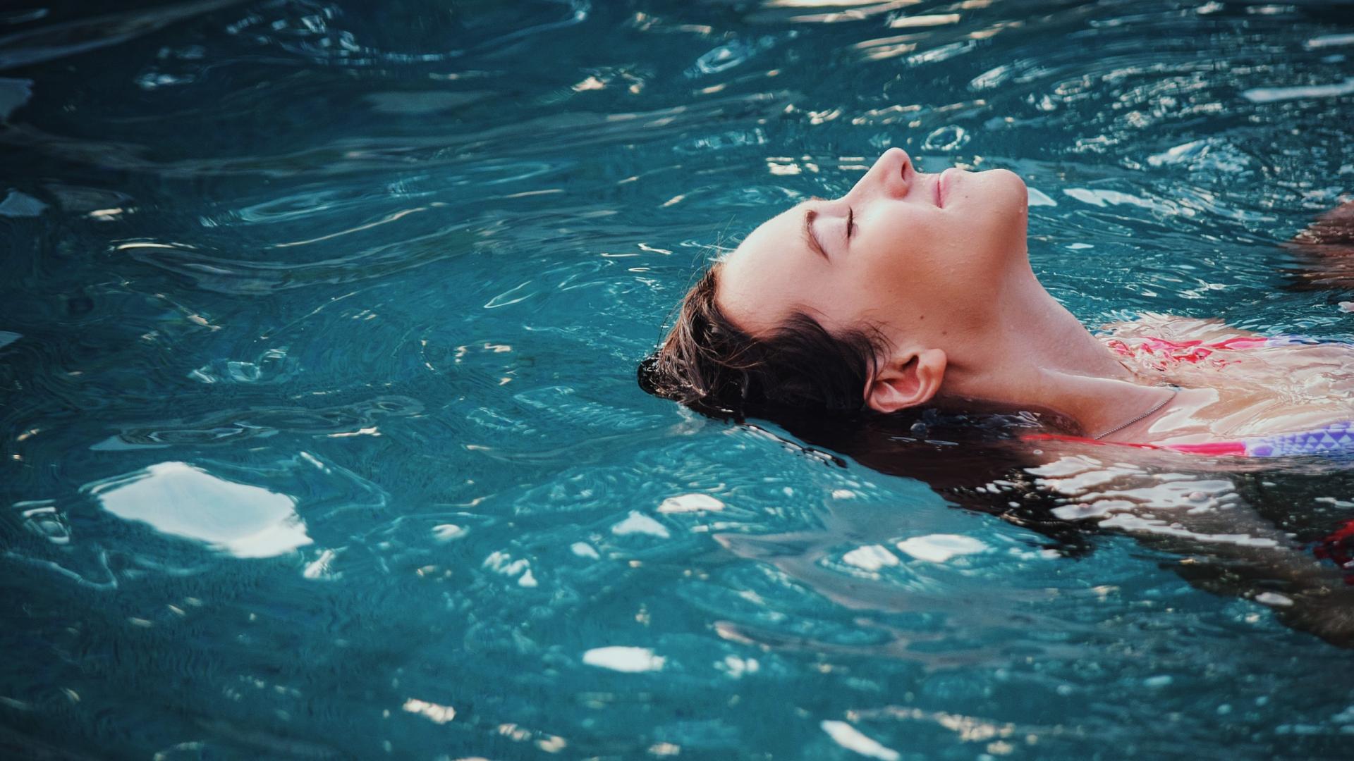 Frau im Pool