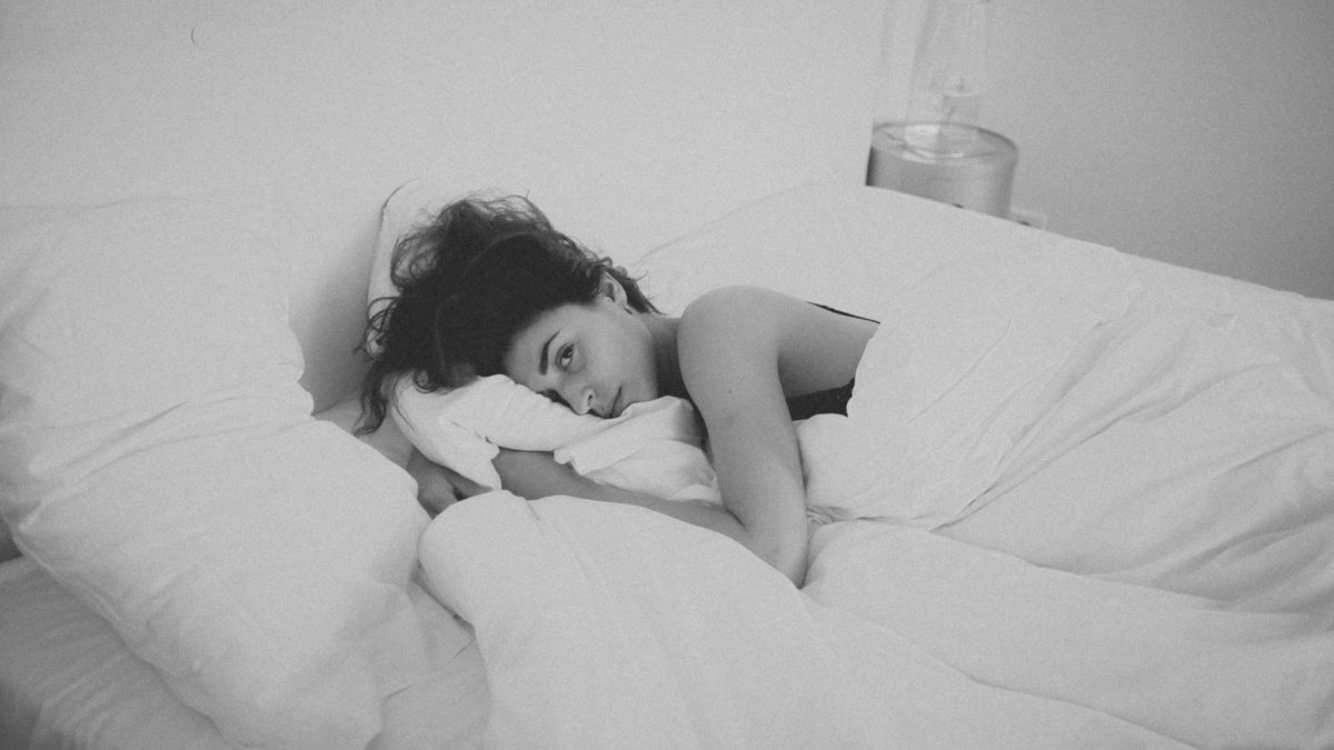 Frau liegt nackt im Bett sex schwarz weiß mastubieren sex selbstliebe schlafen morgen sexy