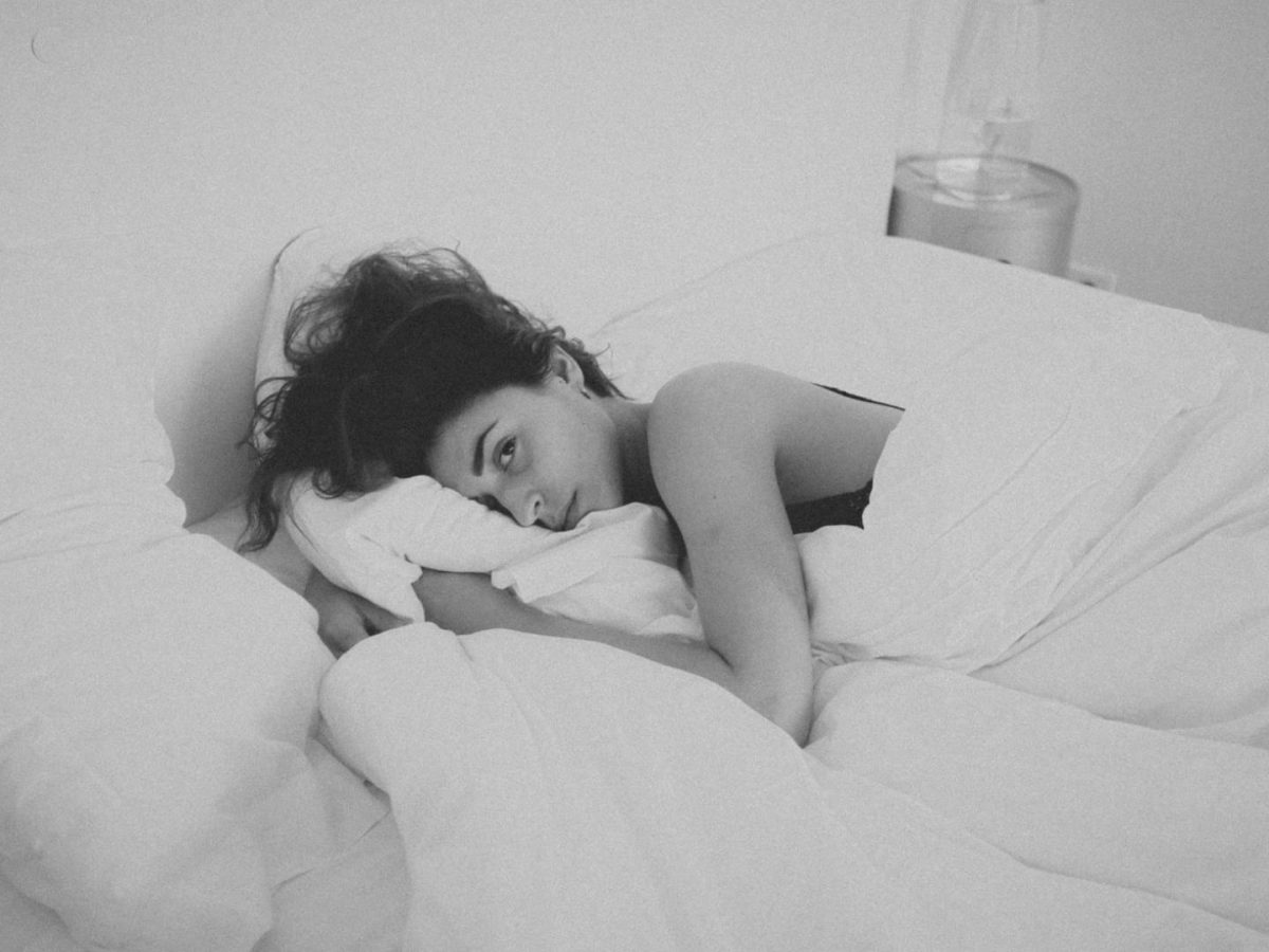 Frau liegt nackt im Bett sex schwarz weiß mastubieren sex selbstliebe schlafen morgen sexy
