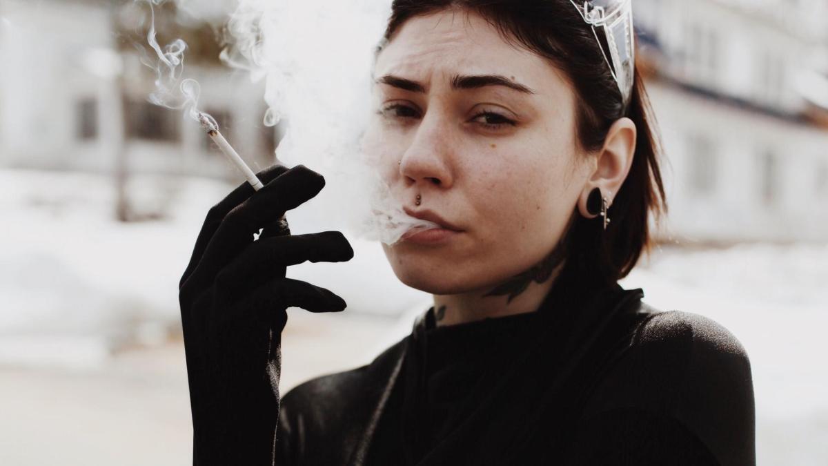 Frau rauchen Zigarette