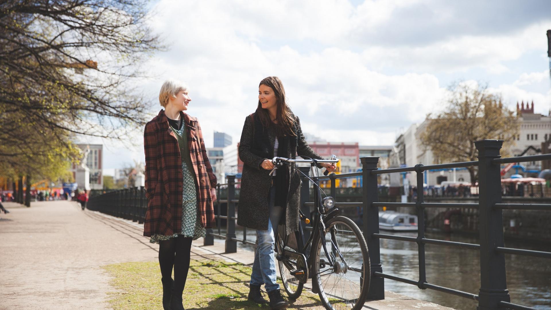 Frauen Fahrrad Spazieren