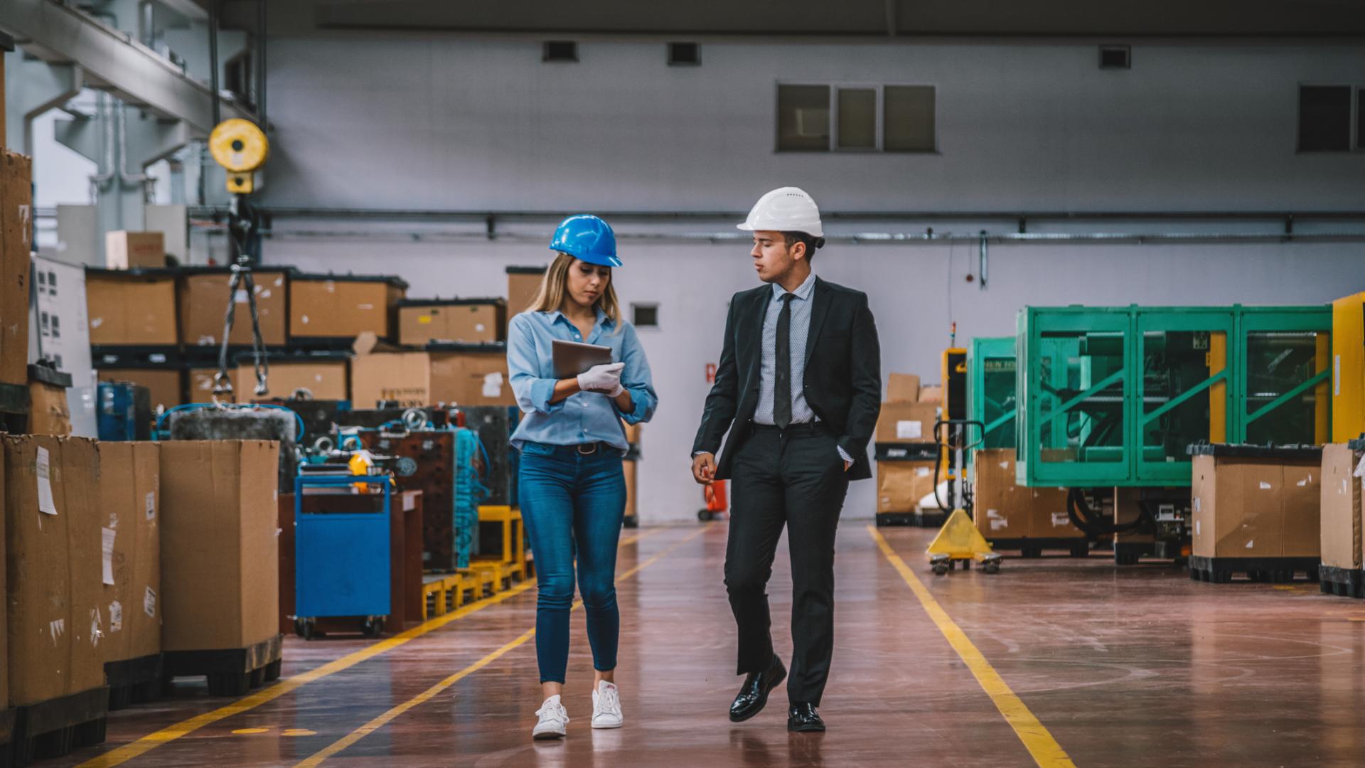 Frau Mann Fabrik Helme Arbeit Job aussterbende Berufe