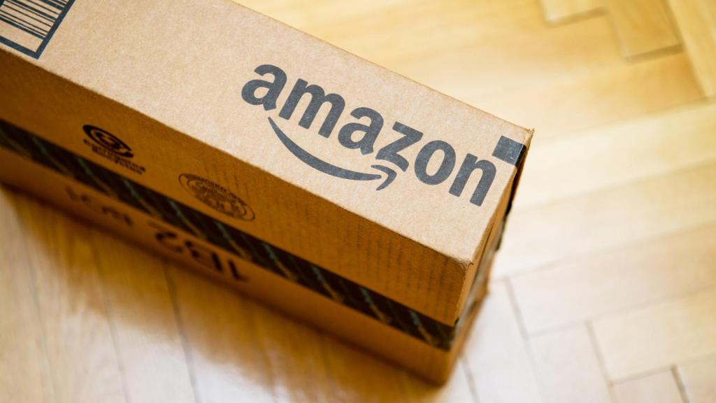 Amazon Paket mit Amazon-Logo auf dem Holzboden