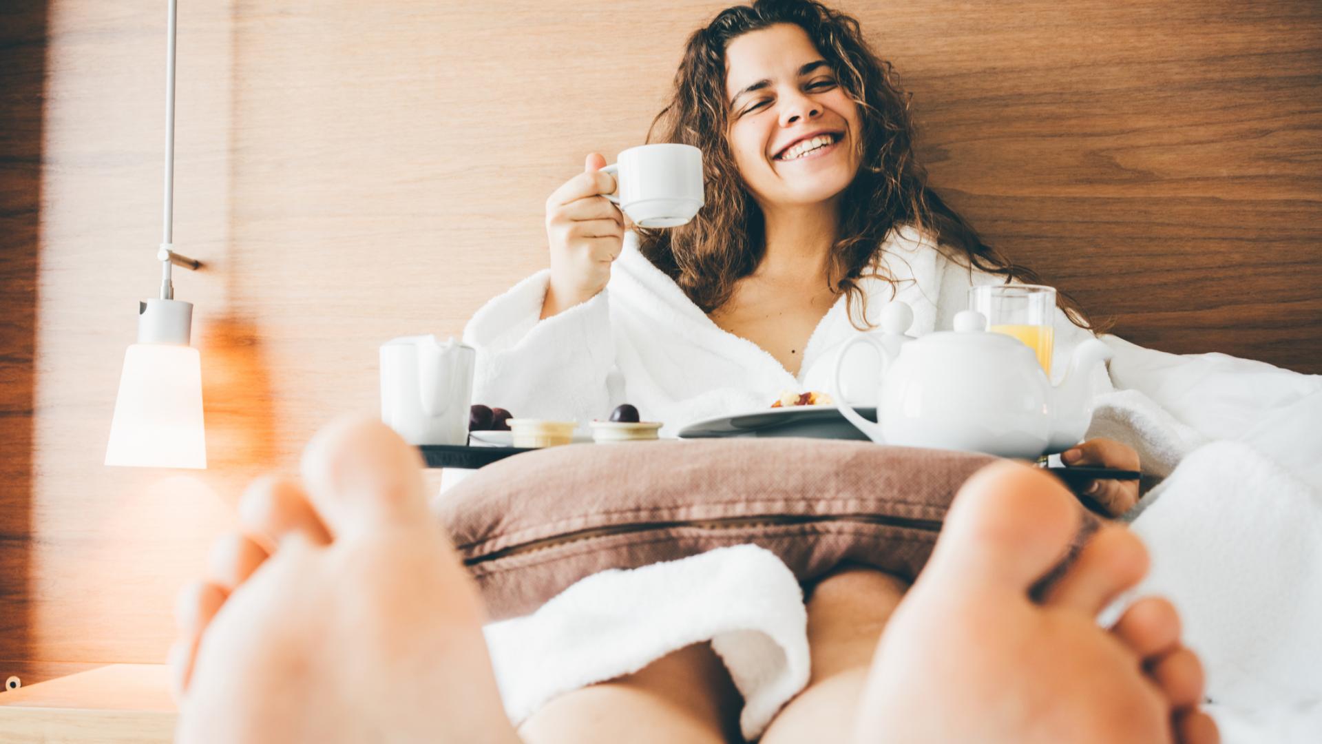 kaffee frühstück bett frau trinken morgen füße bademantel kuschelig