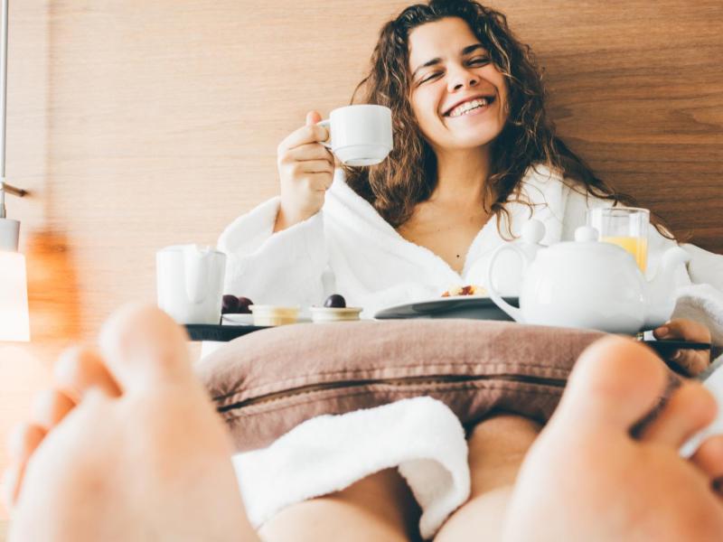 kaffee frühstück bett frau trinken morgen füße bademantel kuschelig