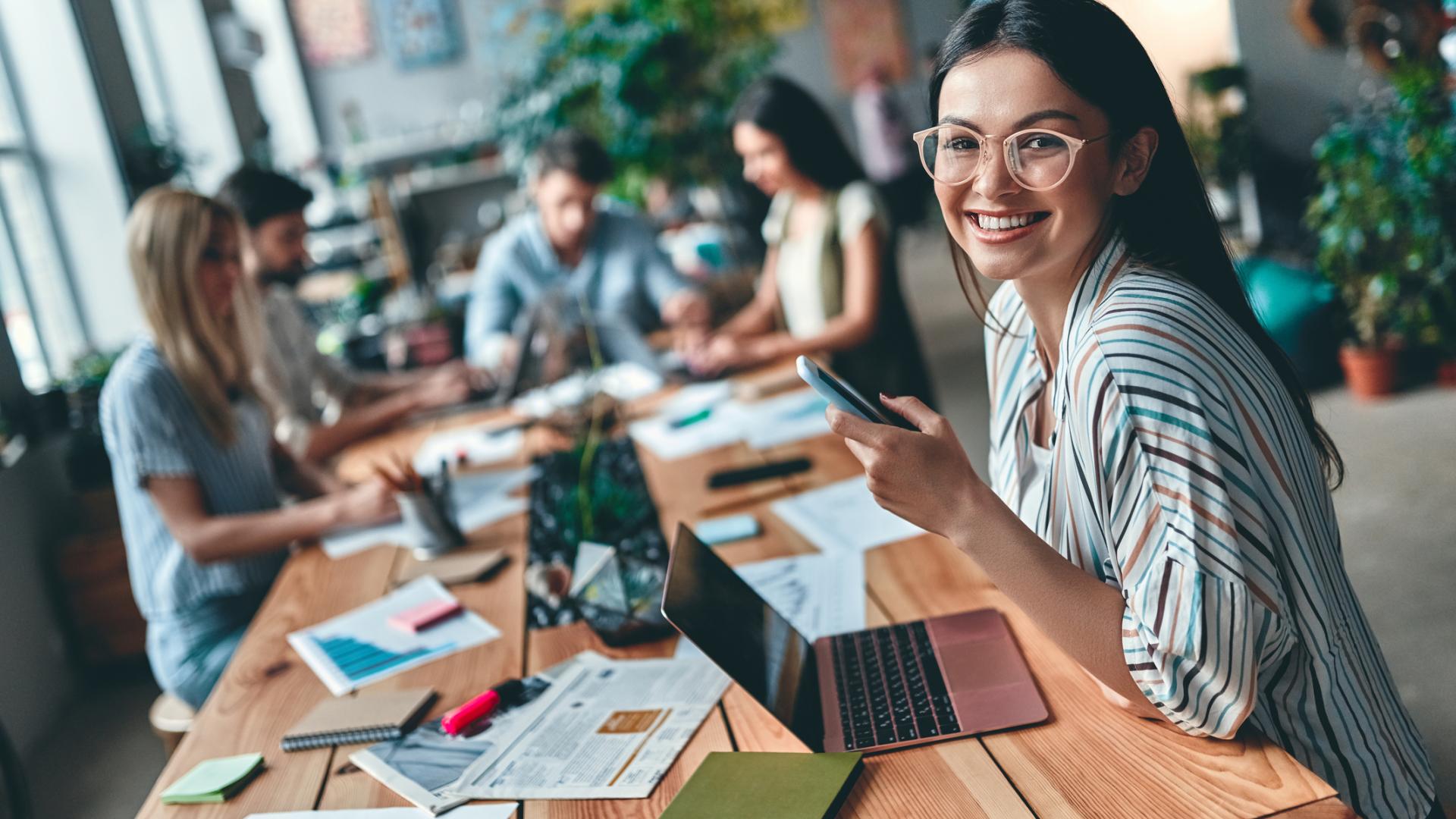 Arbeitsgruppe im Büro Hipster Start Up geld macht glücklich