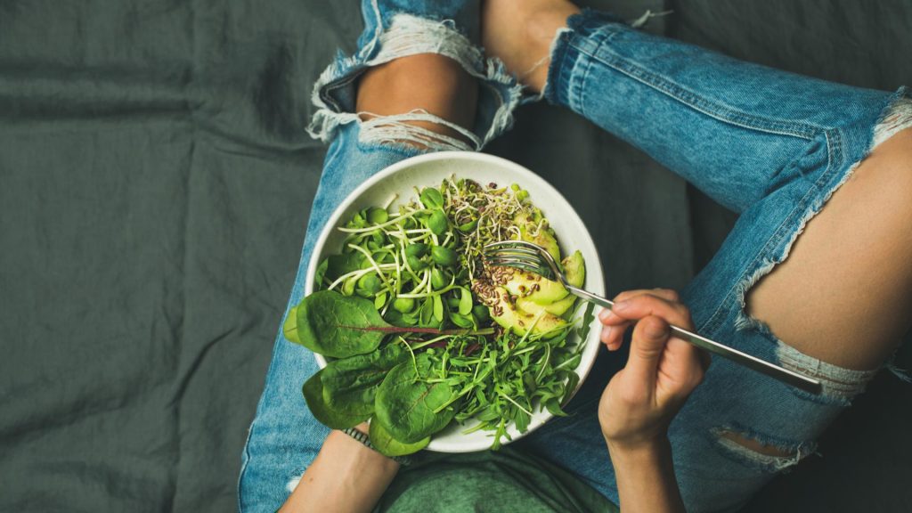 Salat essen frau vegan