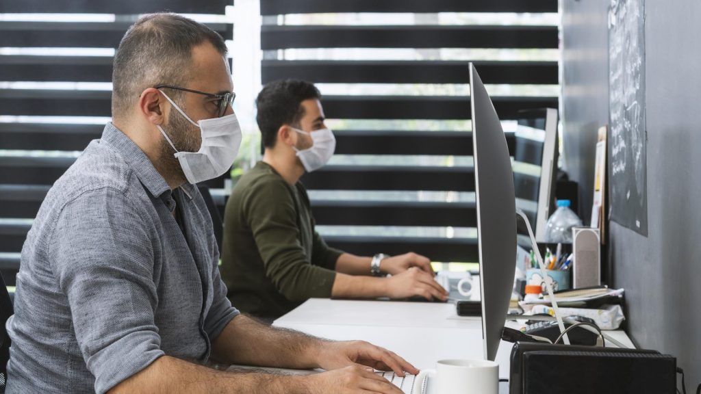 Büro arbeit männer computer masken tragen