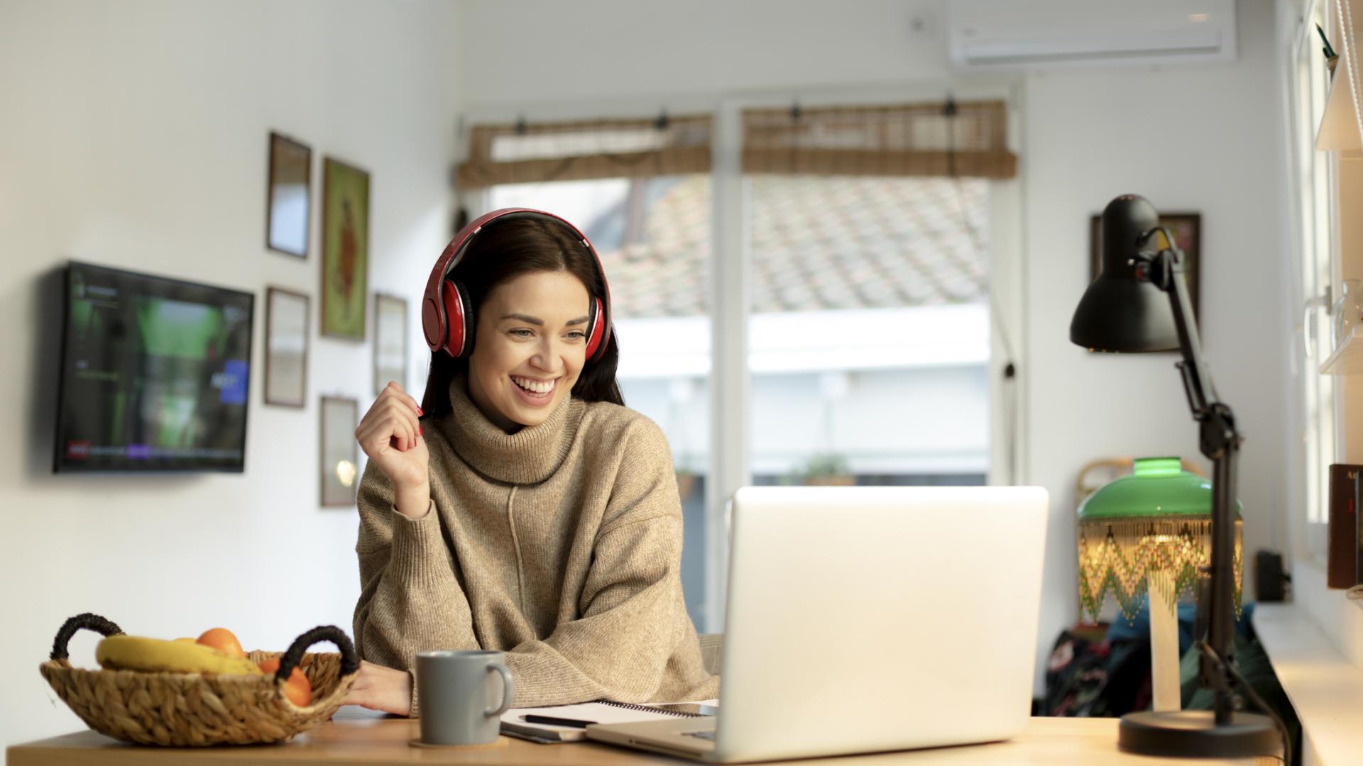 Frau Home office lachen job video