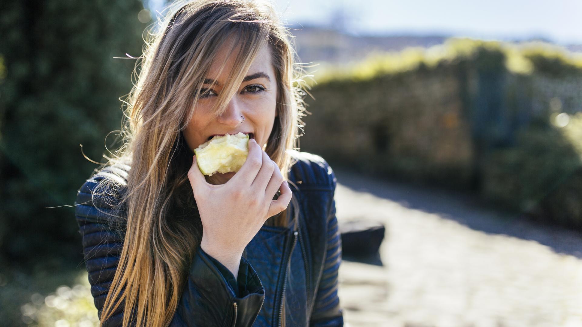 Frau, Essen, Apfel