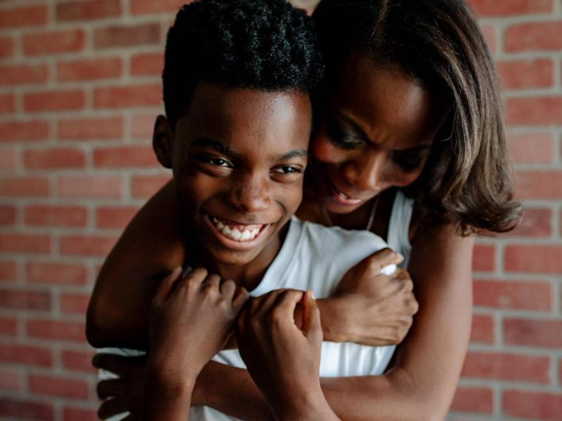 Afroamerikanische Mutter und Kind, familie lächeln, glücklich
