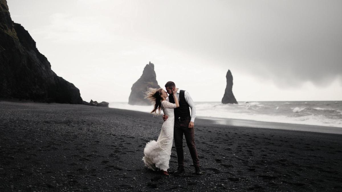 Brautpaar an felsigen Klippen, ein verrückter Ort zum Heiraten im Ausland