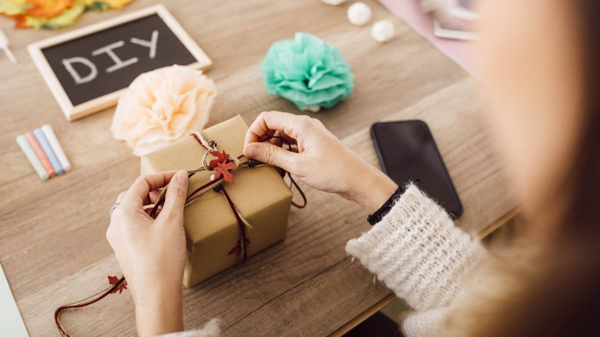 DIY Bloggerin verpackt ein Geschenk