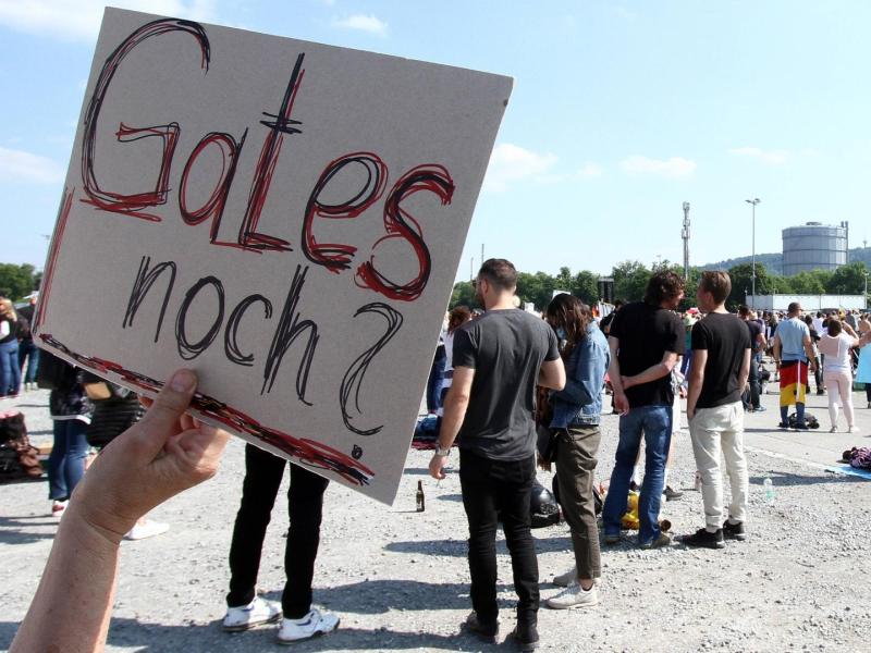 Demo in Stuttgart: Viele Coronaleugner und andere Anhänger von Verschwörungstheorien kämpfen gegen Einschränkungen.