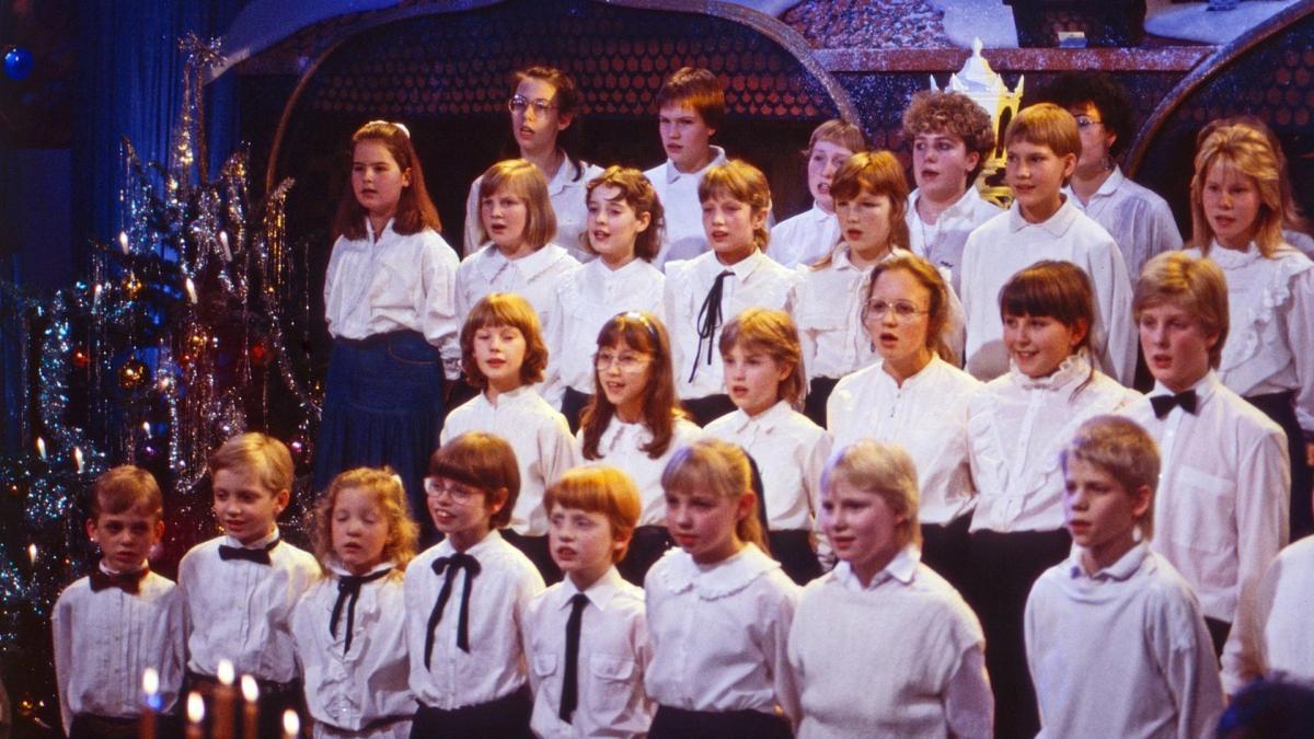 Der Bielefelder Kinderchor singt Weihnachtslieder, Deutschland ca. 1987. Bielefelder Kinderchor choir singing christmas