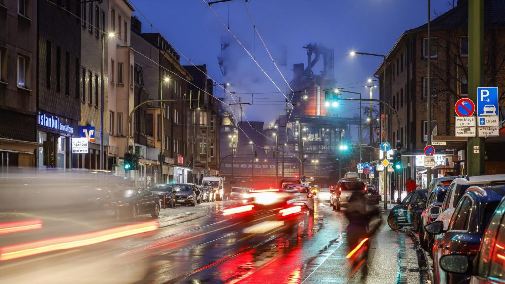 Duisburg, Ruhrgebiet,  stadt abend autos