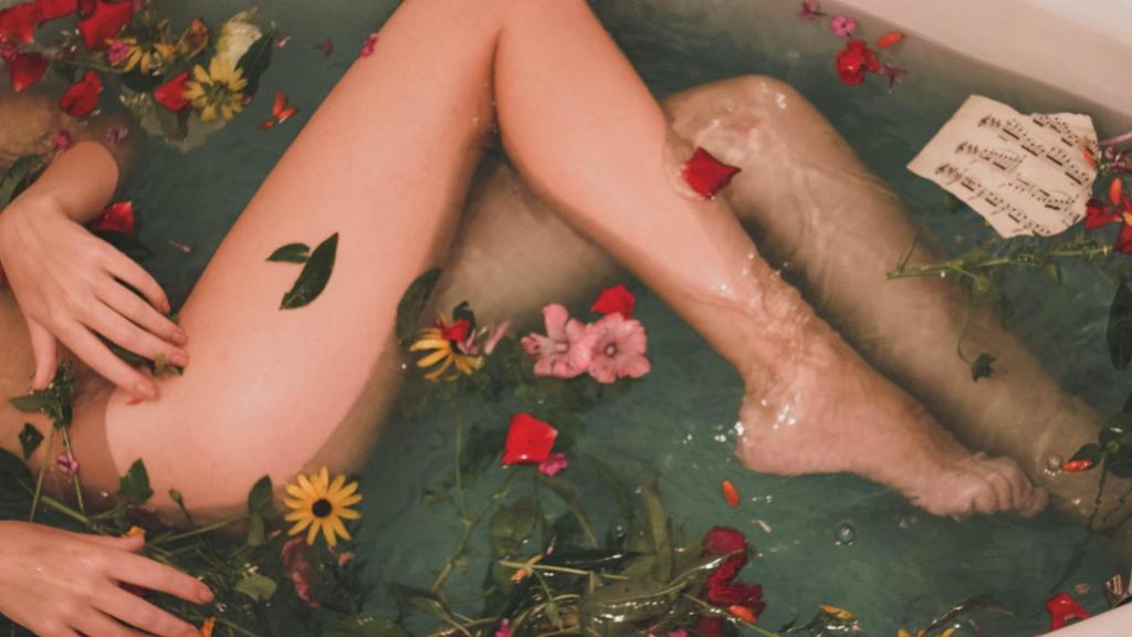 Entspannungsbad, Frau, nackt, Badewanne, Blüten