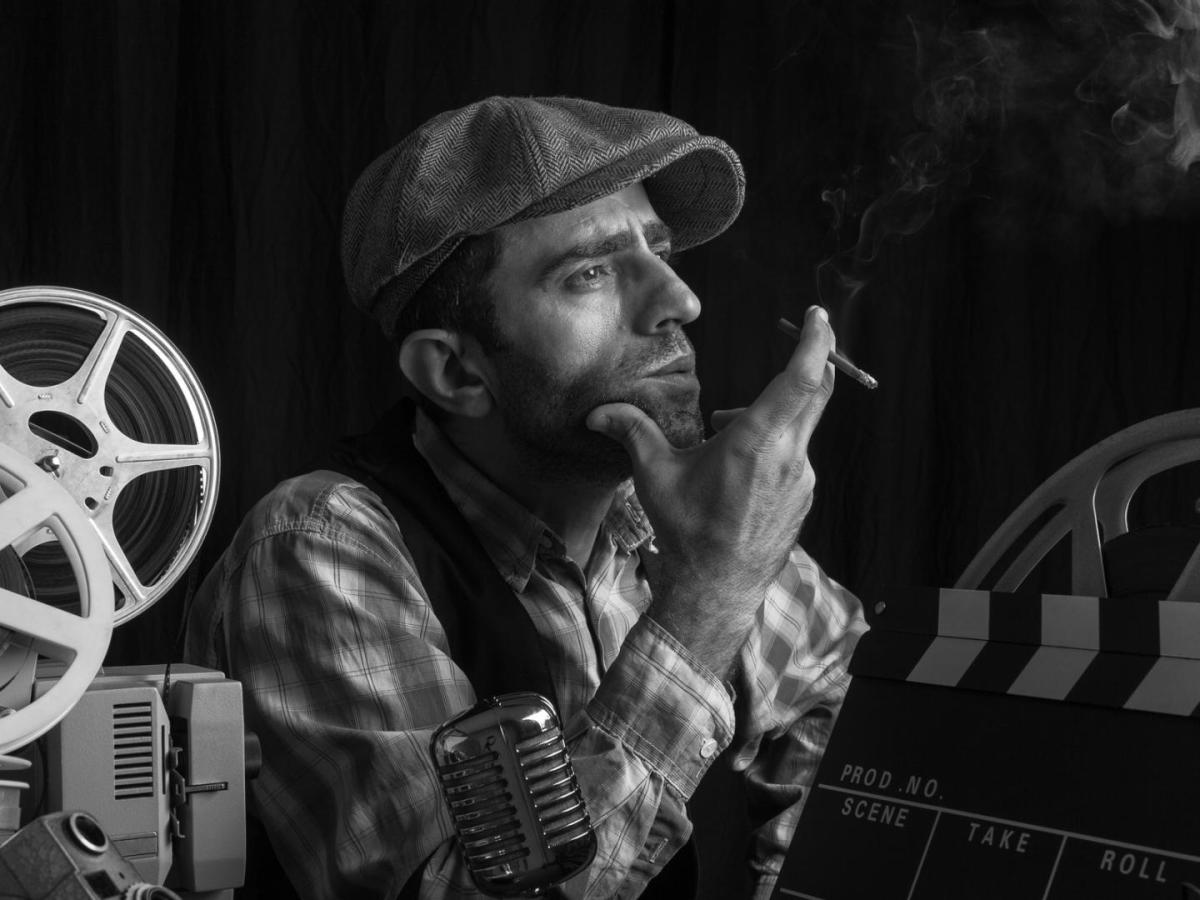 Film Regisseur raucht