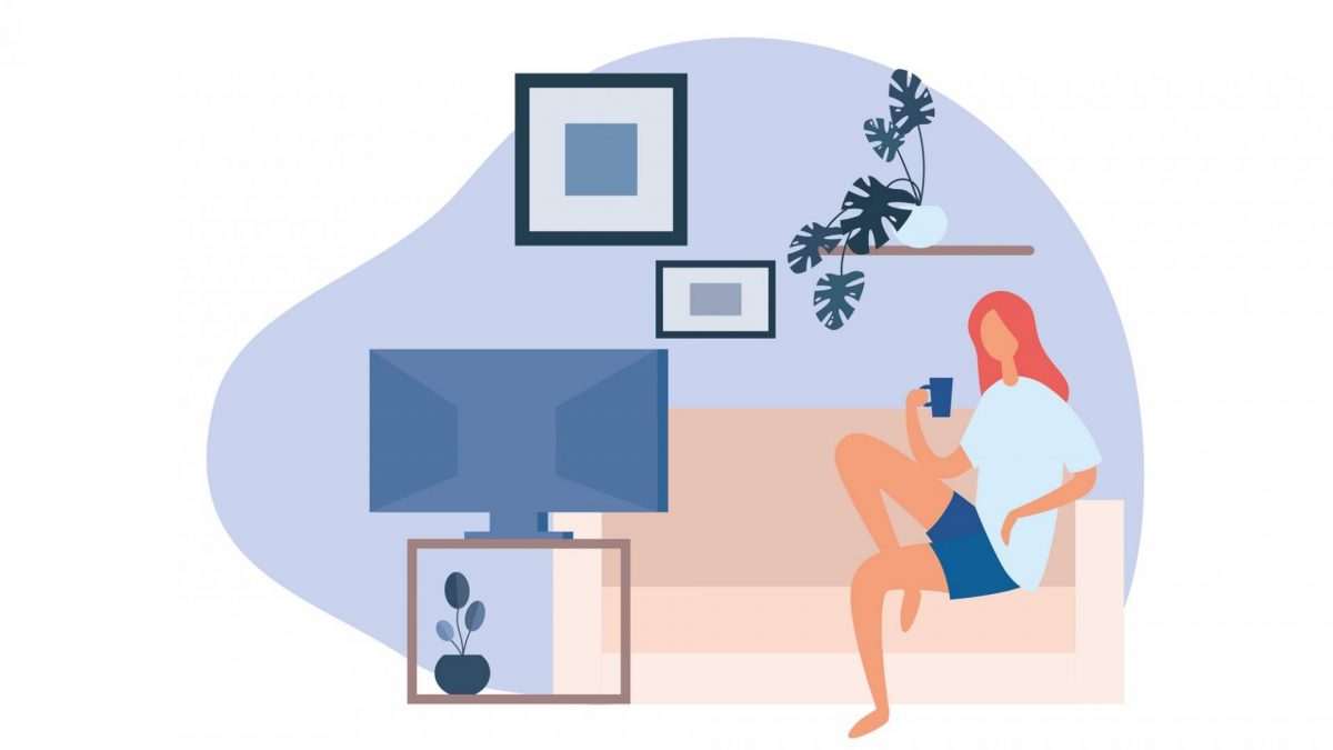 Flache Vektor Illustration: Frau schaut Fernsehen Zuhause auf der Couch