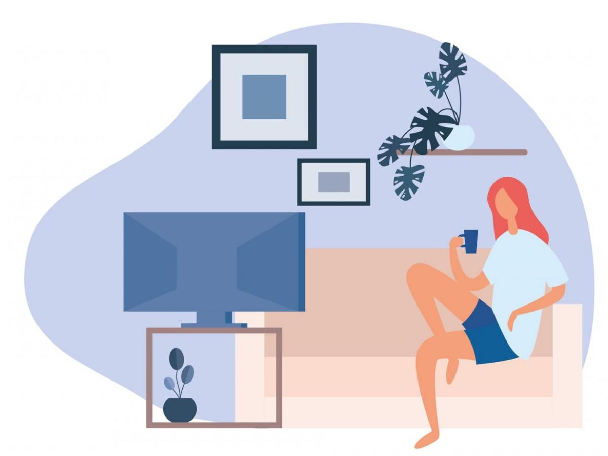 Flache Vektor Illustration: Frau schaut Fernsehen Zuhause auf der Couch
