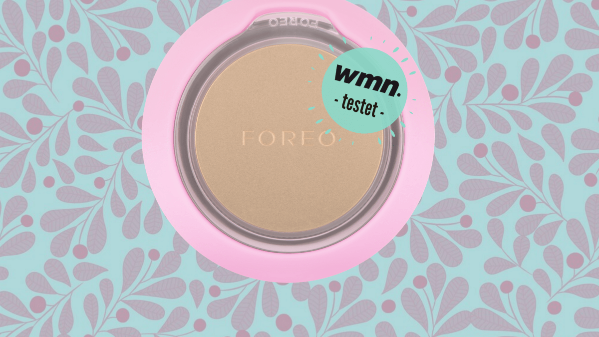 Foreo UFO mit floralem Hintergrund