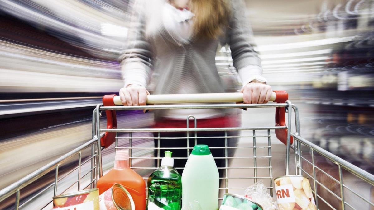 Frau Einkaufswagen im Supermarkt