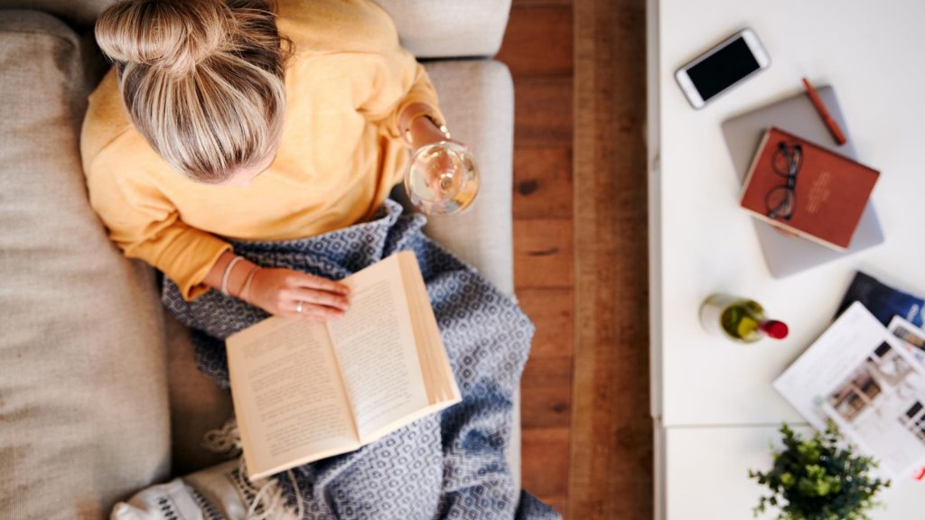 Frau Sofa Buch lesen